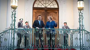 Bundeskanzlerin Angela Merkel und der chinesische Ministerpräsident Li auf Schloss Meseberg.