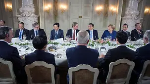 Deutsche und chinesische Delegation beim Abendessen auf Schloss Meseberg.