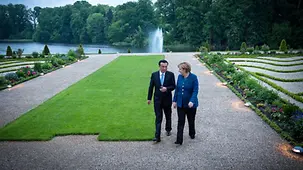 Li und Merkel bei einem Spaziergang im Park von Schloss Meseberg.