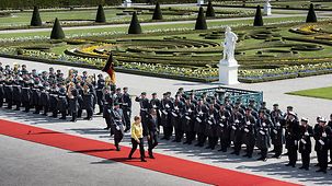 Chancellor Angela Merkel welcomed President Barack Obama with military honours at Herrenhausen Palace.