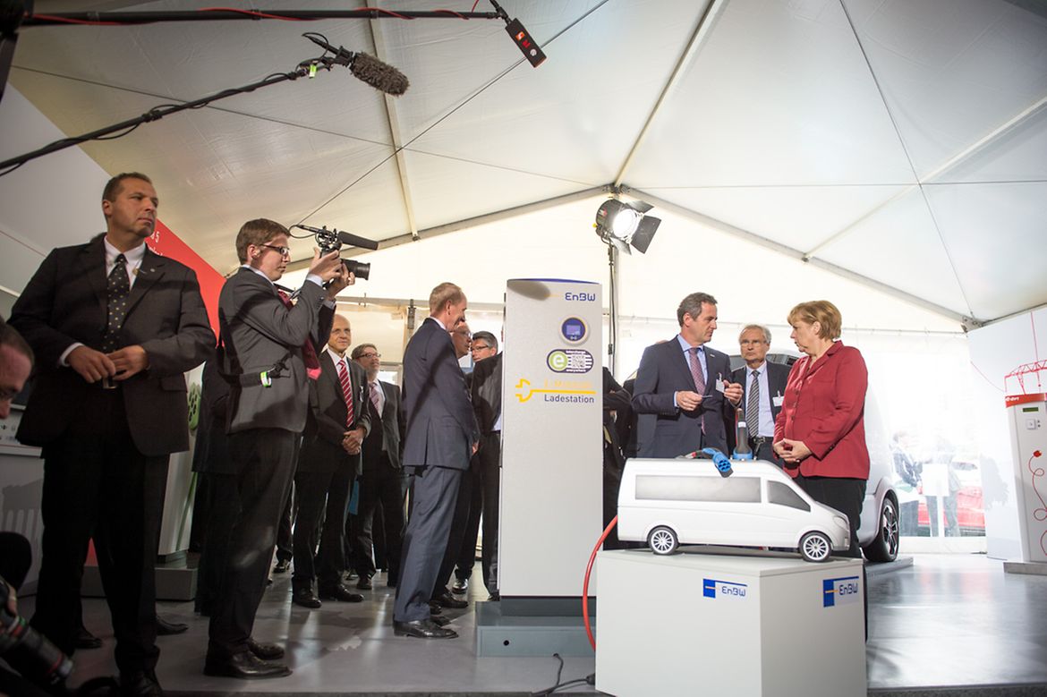 Bundeskanzlerin besucht die Internationale Konferenz Elektromobilität