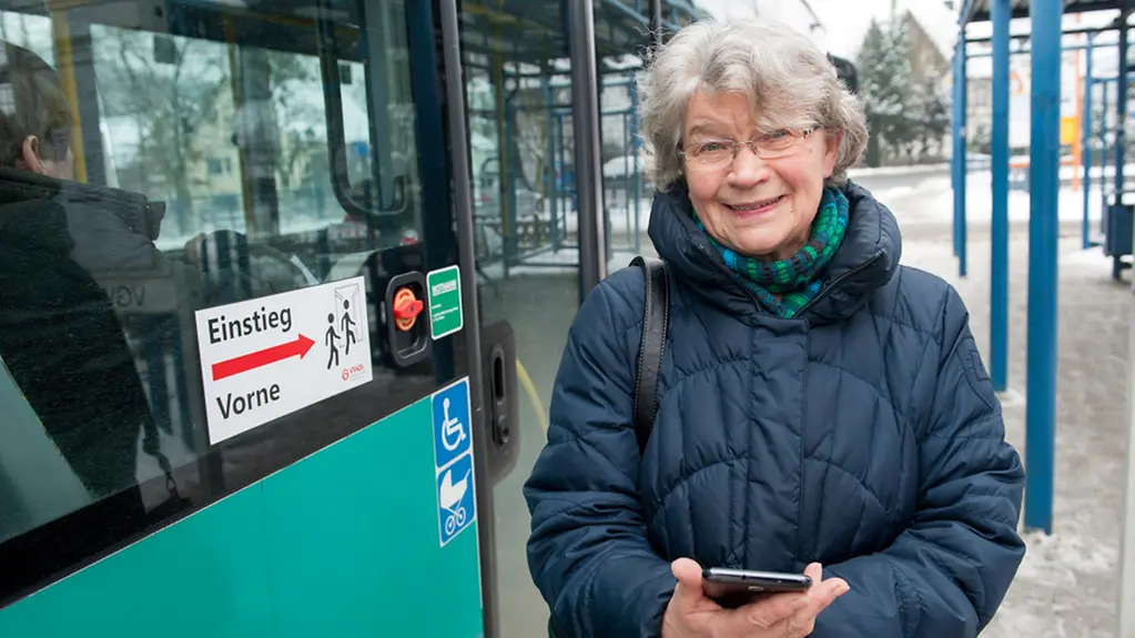 Seniorin mit Smartphone