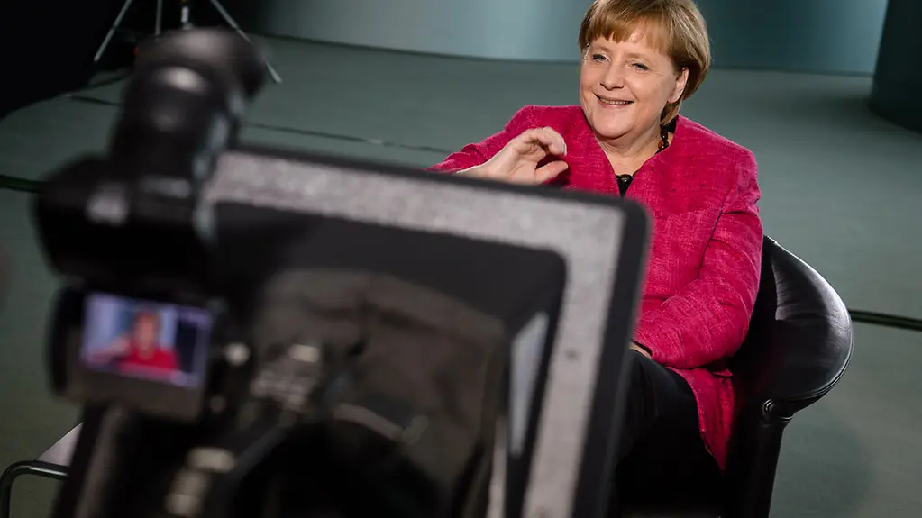 Kanzlerin Merkel im Fokus der Kamera kurz vor Beginn des google hangouts