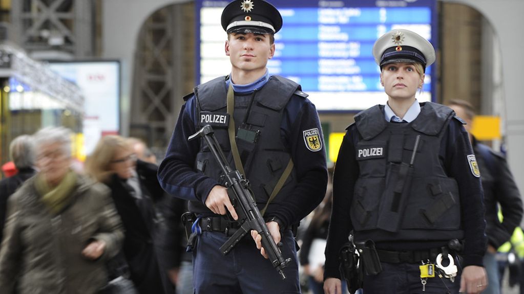 Ausgestattet mit einer Maschinenpistole sichert eine Streife der Bundespolizei den Hauptbahnhof in Frankfurt am Main.