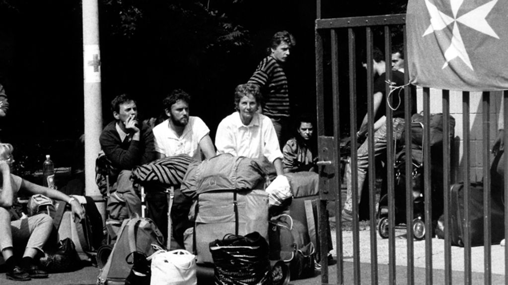Mit ihrem Gepäck warten Flüchtlinge aus der DDR im überfüllten Flüchtlingslager Zugliget in Budapest (Ungarn) auf ihre Ausreise in die Bundesrepublik Deutschland.