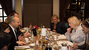 Johanna Wanka, Bundesministerin für Bildung und Forschung, unterhält sich mit dem israelischen Bildungsminister Naftali Bennett.