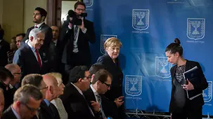 Bundeskanzlerin Angela Merkel und Israels Premierminister Benjamin Netanjahu kommen zur Abschluss-PK.