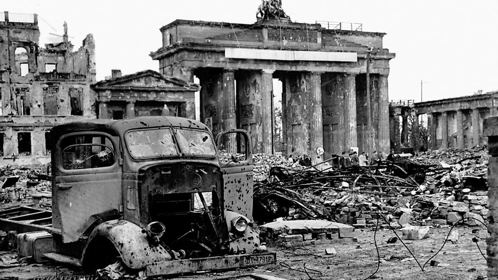 Brandenburger Tor in einer Trümmerlandschaft am Ende des Zweiten Weltkrieges (Mai 1945).