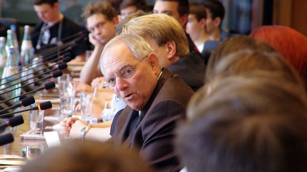 Bundesfinanzminister Wolfgang Schäuble spricht mit Schülern