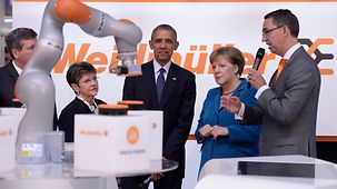 La chancelière fédérale Angela Merkel et le président américain Barack Obama pendant leur visite de la Foire de Hanovre