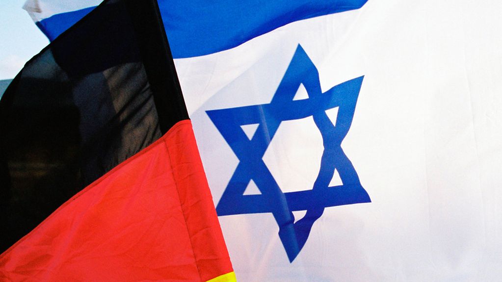 Die Nationalflaggen von Deutschland und Israel.