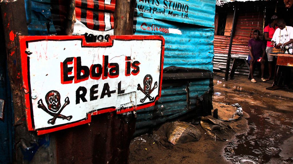 Ein Schild warnt in einem Stadtteil von Monrovia vor Ebola.