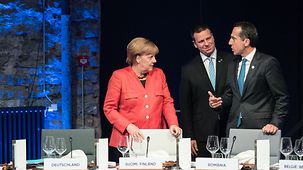 Bundeskanzlerin Angela Merkel im Gespräch mit Österreichs Bundeskanzler Christian Kern und Estlands Ministerpräsident Jüri Ratas.