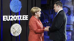 Bundeskanzlerin Angela Merkel im Gespräch mit Frankreichs Präsident Emmanuel Macron.