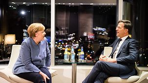 Bundeskanzlerin Angela Merkel im Gespräch mit Mark Rutte, Ministerpräsident der Niederlande.