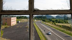 Blick aus einem Fenster am ehemaligen Grenzübergang Henneberg (Thüringen).
