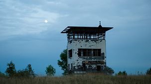 Ein verfallener Wachturm am ehemaligen Grenzübergang nahe Henneberg (Thüringen).