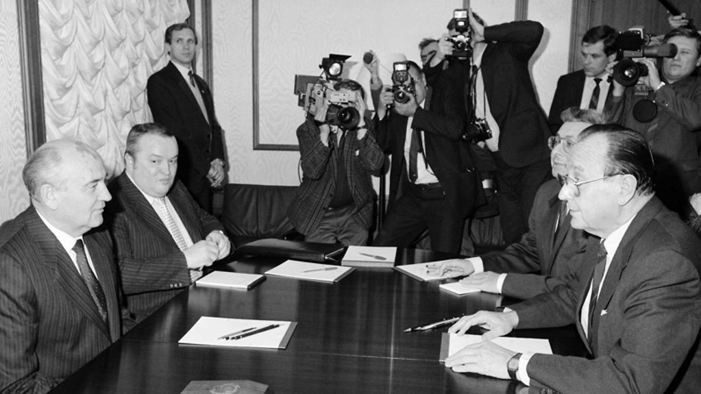 Besuch von Bundesaußenminister Hans-Dietrich Genscher in Moskau UdSSR, Gespräch mit dem Generalsekretär des ZK der KPdSU und Vorsitzenden des Präsidiums des Obersten Sowjet, Michail S. Gorbatschow, im Kreml.