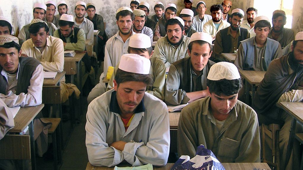 Junge afghanische Männer werden in einem Bildungsprojekt der GIZ geschult.