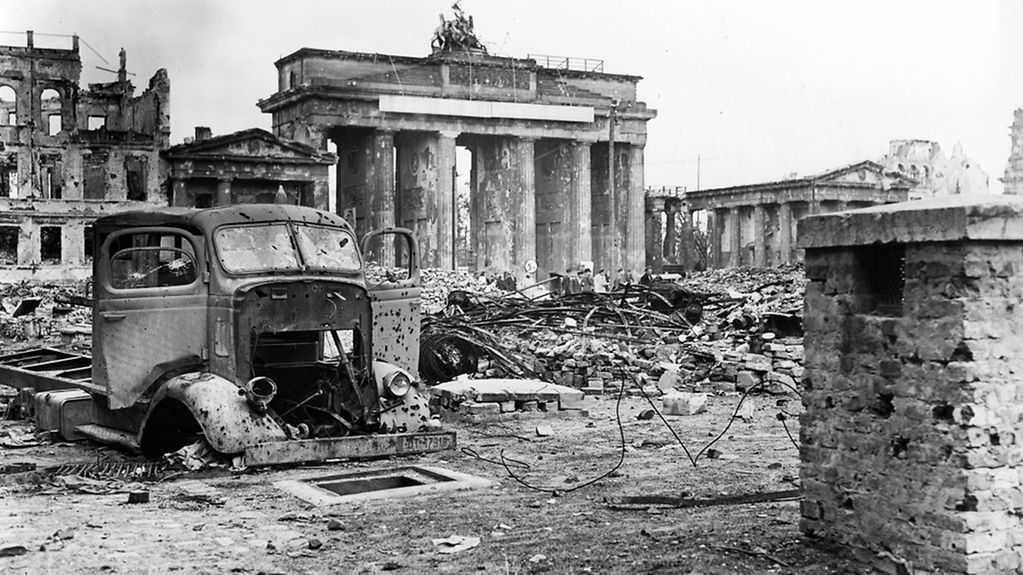 Das Berliner Brandenburger Tor in einer Trümmerlandschaft am Ende des Zweiten Weltkrieges (Mai 1945).
