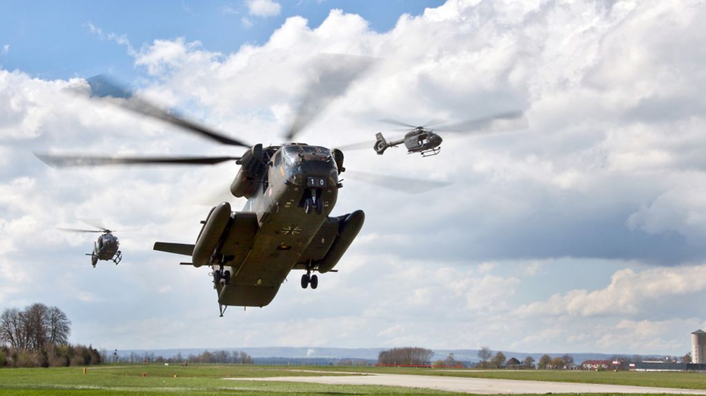 Trainingsflüge vom Transporthubschrauber CH-53 mit neuem Hubschrauber der Luftwaffe H145M LUH SOF vom Hubschraubergeschwader 64 Laupheim, am 12.04.2016. Luftwaffe,