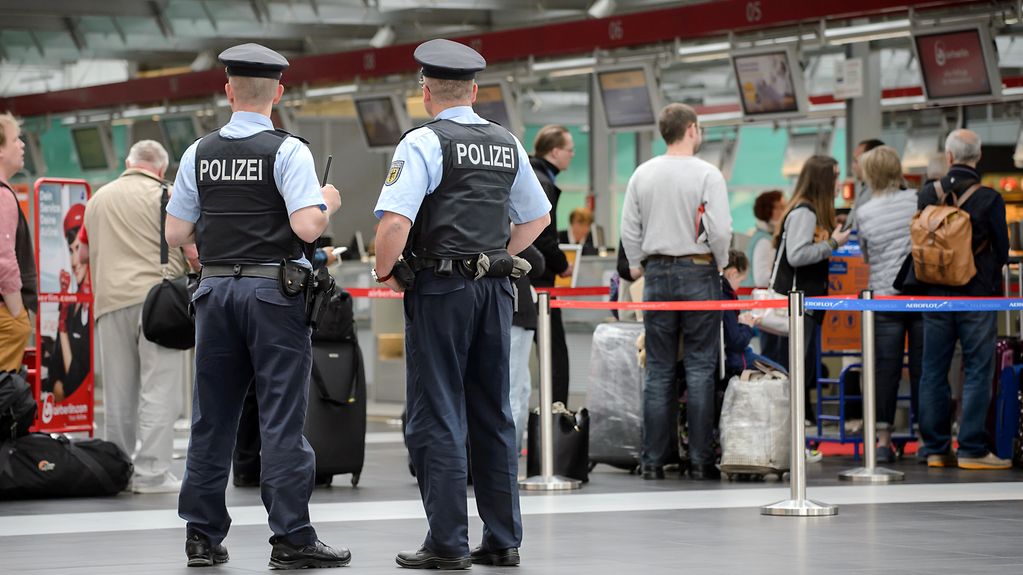 Zwei Beamte der Bundespolizei stehen am Flughafen Dresden