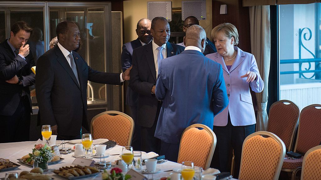 Bundeskanzlerin Merkel unterhält sich mit Regierungschefs aus Afrika.