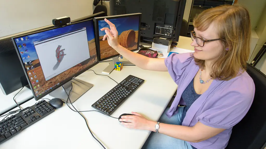 Franziska Müllers sitzt vor ihrem Computer im Max-Planck-Institut für Informatik, Saarbrücken.