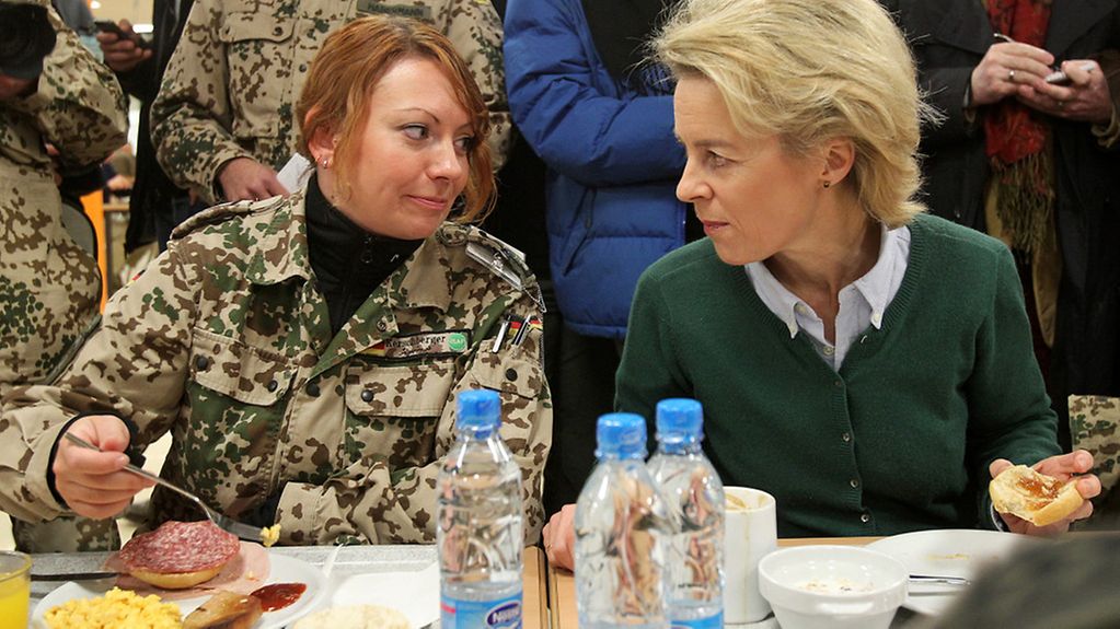 Bundesministerin der Verteidigung Ursula von der Leyen im Gespräch mit einer Soldatin im Camp Marmal nahe Mazar-i Sharif (Afghanistan) beim gemeinsamen Frühstück.