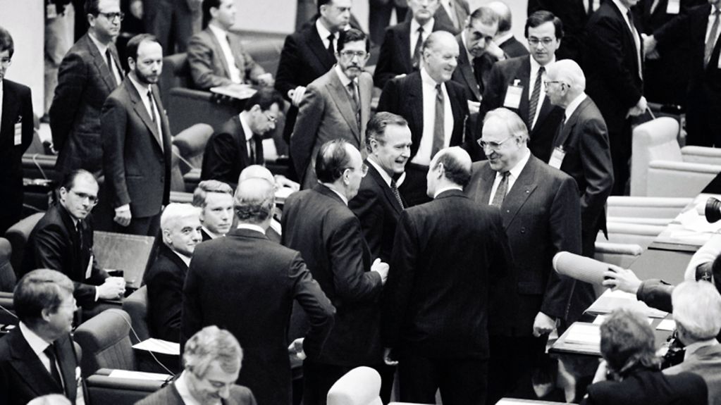 Im NATO-Hauptquartier in der Mitte: Bundeskanzler Helmut Kohl (r.), der amerikanische Präsident Geoge Bush, Außenminister Hans-Dietrich Genscher und NATO-Generalsekretär Manfred Wörner.