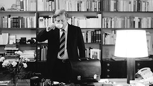Bundeskanzler Helmut Schmidt trinkt an seinem Schreibtisch im Bundeskanzleramt, Palais Schaumburg, eine Tasse Kaffee.