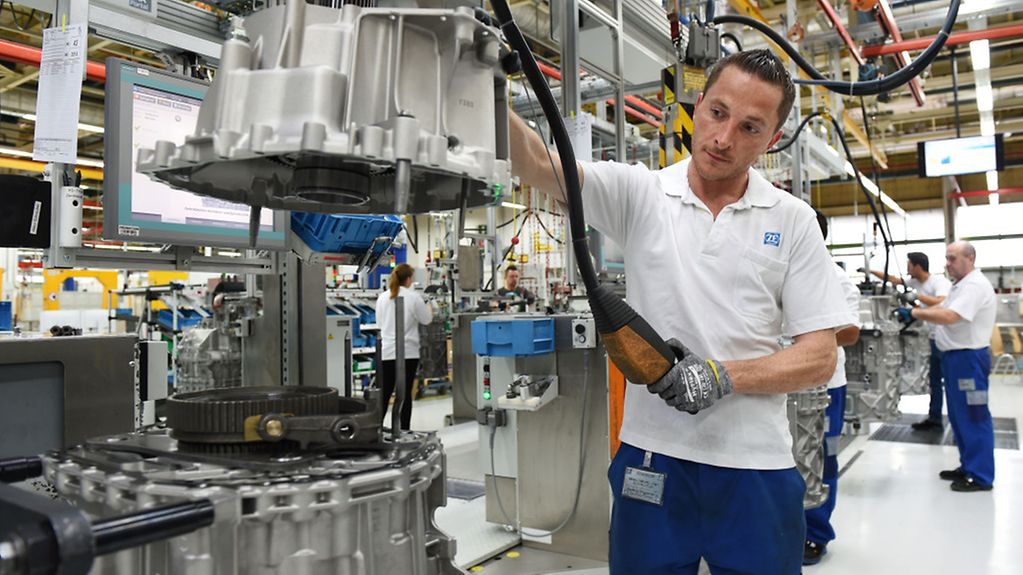 Ein Mitarbeiter montiert in einem ZF-Werk in Friedrichshafen ein automatisches Getriebesystem.