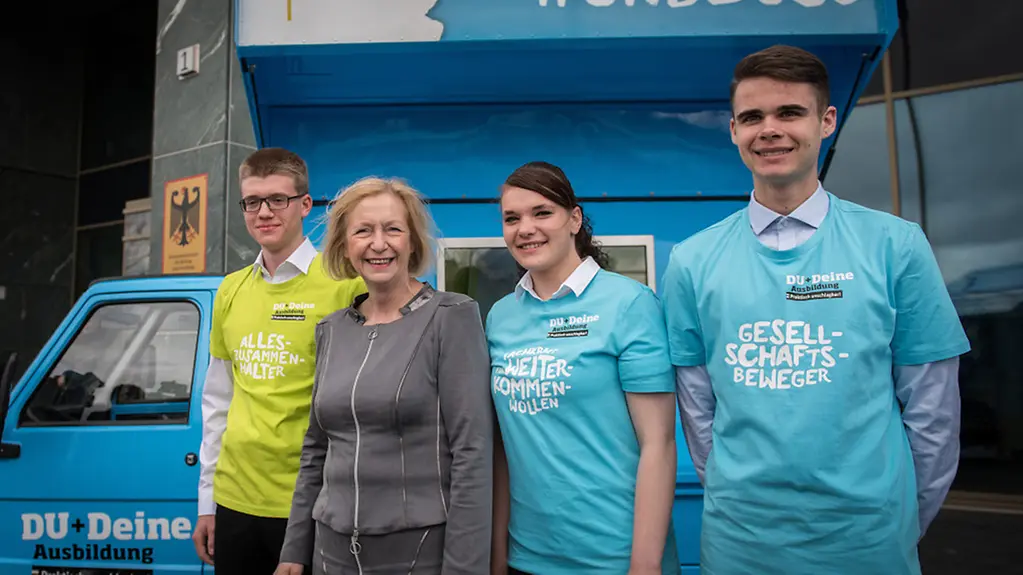 Johanna Wanka mit jungen Auszubildenden beim Start der Kampagne 'Du + Deine Ausbildung = praktisch unschlagbar'