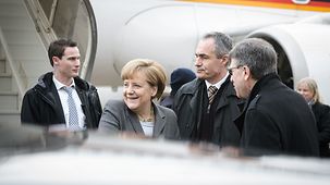Bundeskanzlerin Angela Merkel bei ihrer Ankunft auf dem Flughafen Paris-Le Bourget.