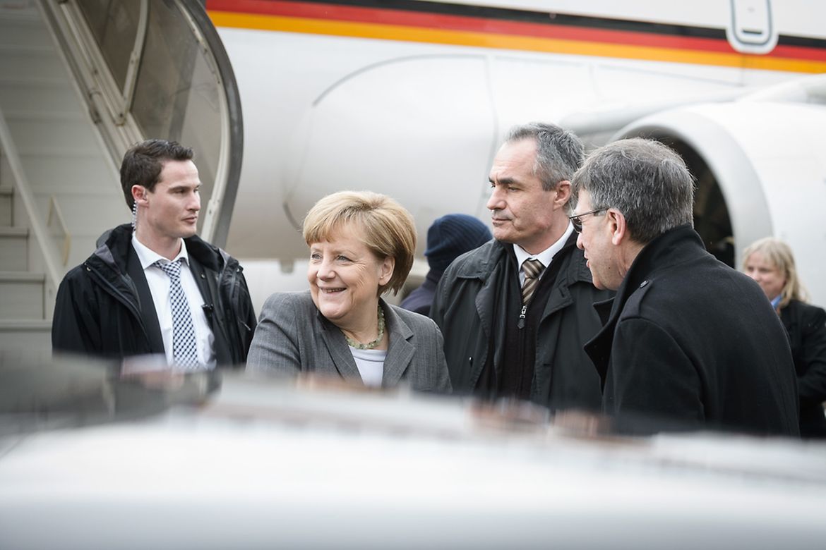 Bundeskanzlerin Angela Merkel bei ihrer Ankunft auf dem Flughafen Paris-Le Bourget.