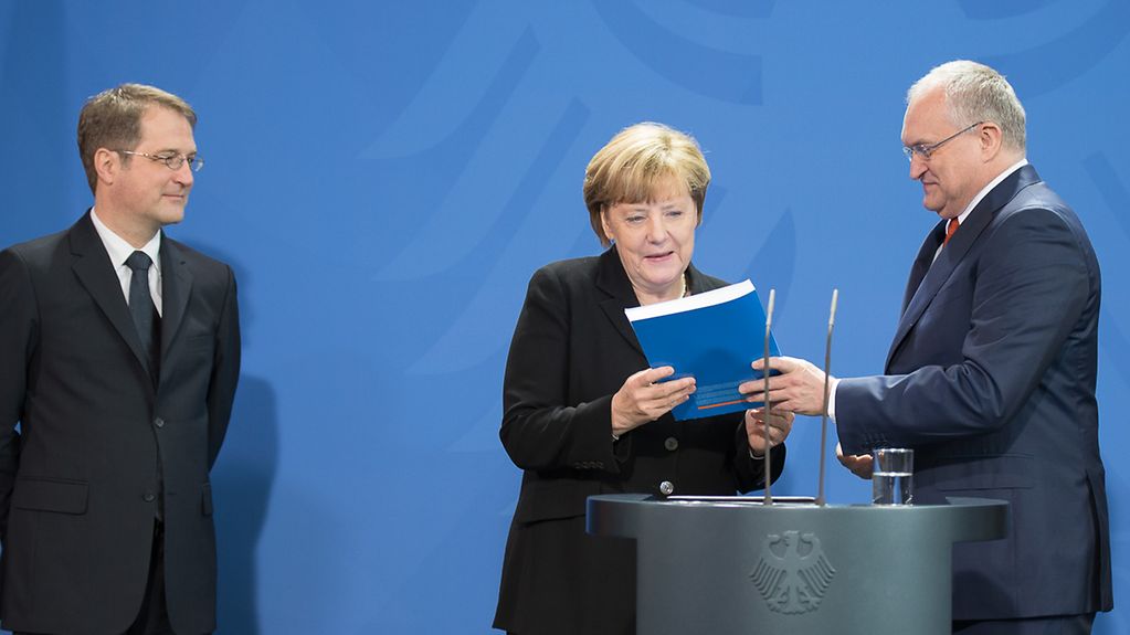 Bundeskanzlerin Angela Merkel erhält von Christoph Schmidt, Vorsitzender des Sachverständigenrates (SVR), das Jahresgutachten.
