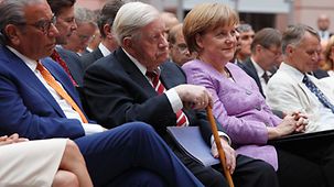 La chancelière fédérale Angela Merkel participant aux célébrations du 60e anniversaire de l’Atlantik-Brücke, remise du prix à Helmut Schmidt