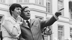 Le chancelier fédéral Helmut Schmidt et sa femme Hannelore (Loki) devant le Palais Schaumburg