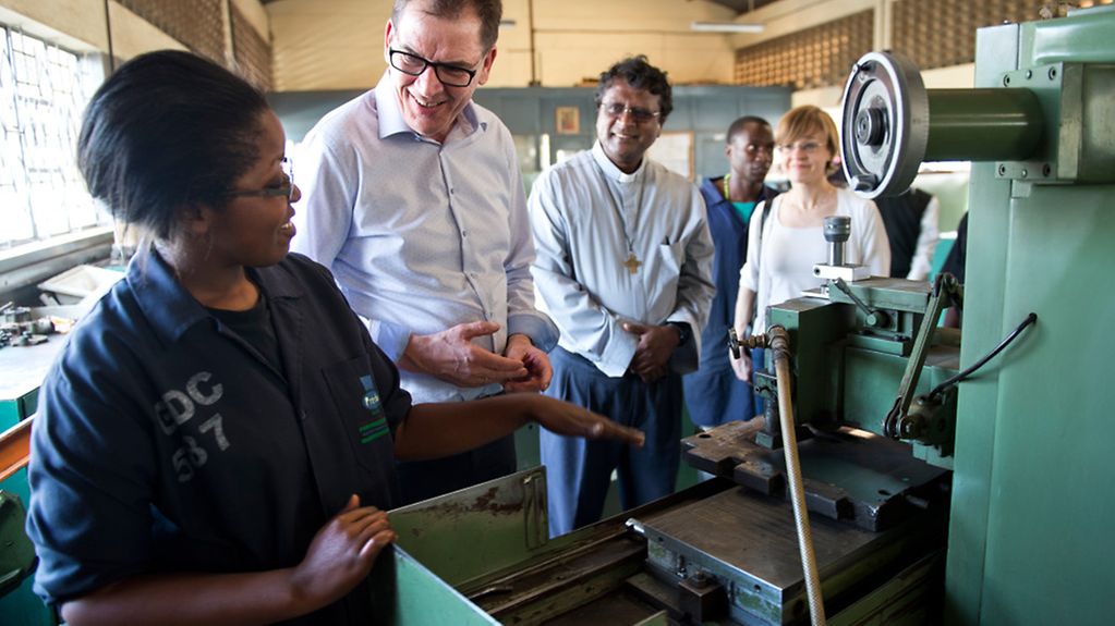 Bundesentwicklungsminister Müller in Kenia beim Besuch einer Metallwerkstatt.