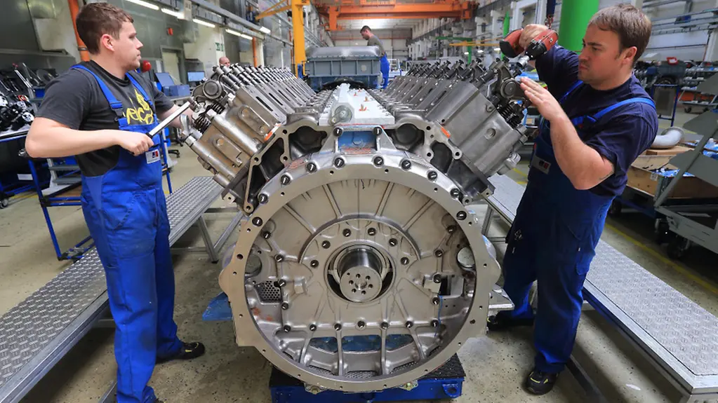 In einer Montagehalle der Firma 'MTU Reman Technologies' in Magdeburg (Sachsen-Anhalt) wird gearbeitet. An dem zum internationalen Rolls-Royce-Konzern gehörenden traditionsreichen Maschinenbaustandort werden Diesel- und Gasmotoren aufgearbeitet.