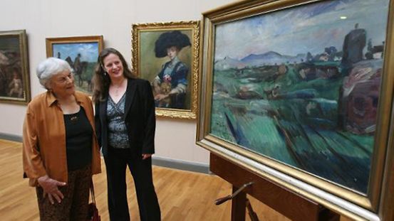Erben eines jüdisch-deutschen Kunstsammlers stehen im Landesmuseum Hannover vor dem Gemälde 'Römische Campagna' von Lovis Corinth.Foto: picture-alliance/ dpa