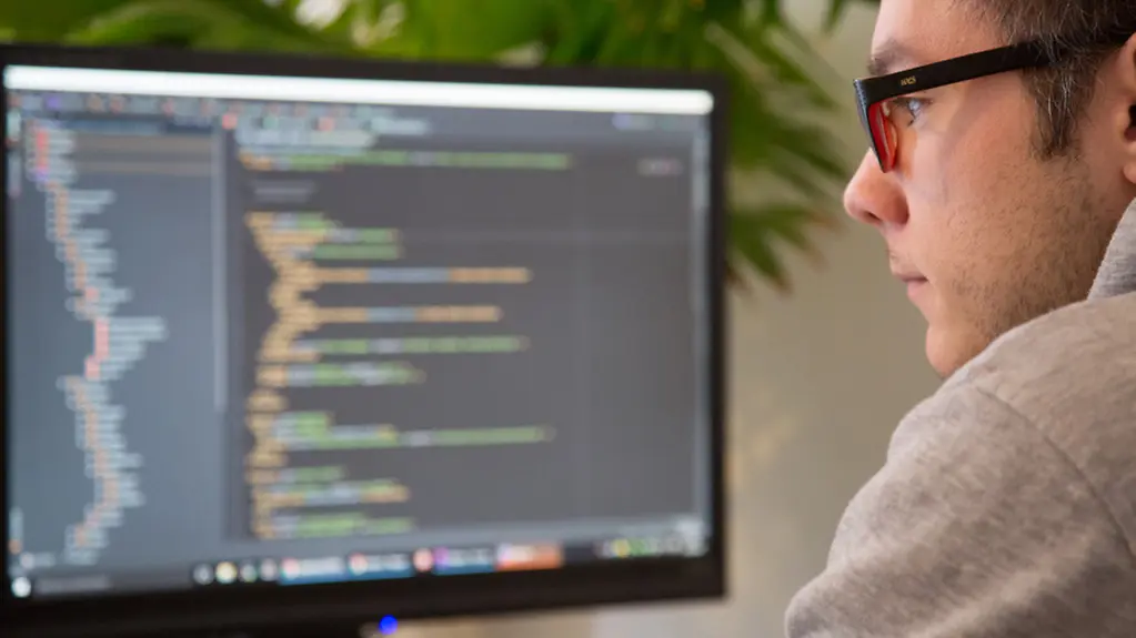 Lukas Niestroj sitzt an einem Computerbildschirm