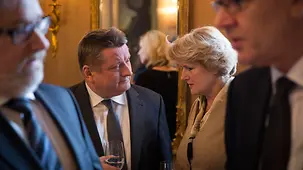 Hermann Gröhe, Bundesminister für Gesundheit, im Gespräch mit Monika Grütters, Staatsministerin für Kultur und Medien.