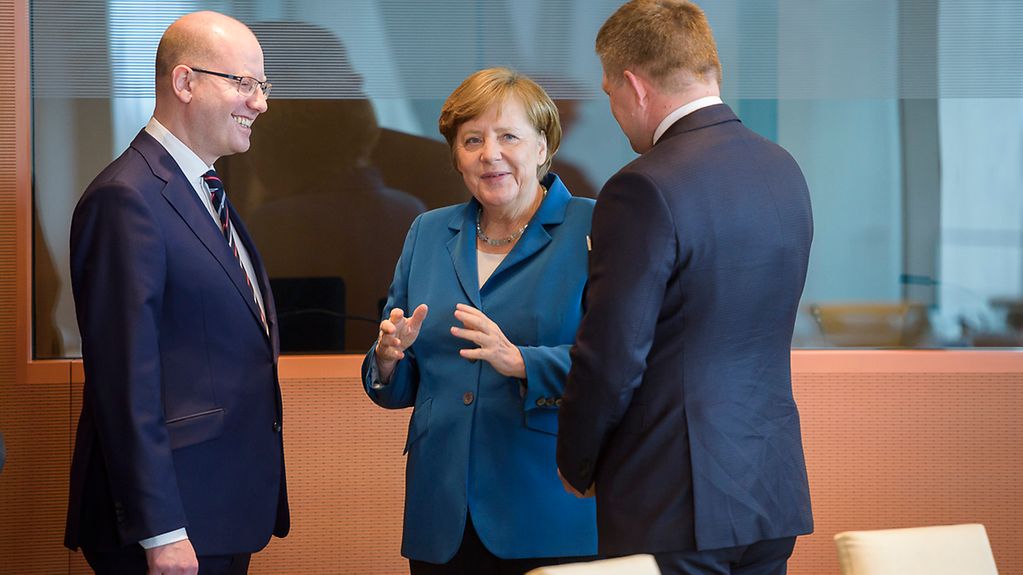 Bundeskanzlerin Angela Merkel im Gespräch mit Tschechiens Ministerpräsident Bohuslav Sobotka und dem slowakischen Ministerpräsidenten Robert Fico.
