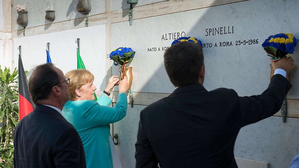 Angela Merkel, Matteo Renzi et François Hollande déposent des fleurs sur la tombe d'Altiero Spinelli, l'un des pères fondateurs de l'Union européenne