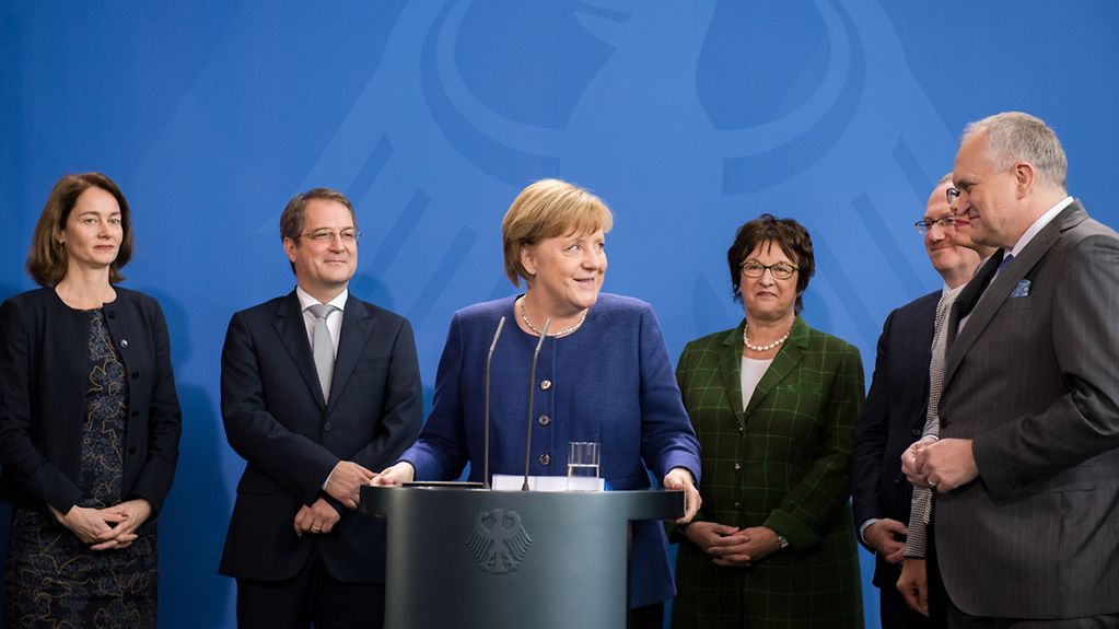 Bundeskanzlerin Angela Merkel bei der Übergabe des Jahresgutachtens 2017/2018 zur Begutachtung der gesamtwirtschaftlichen Entwicklung durch den Sachverständigenrat (SVR).