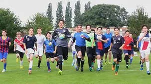Junge Fußballspieler laufen während der Maccabi-Games auf den Fußballplatz.