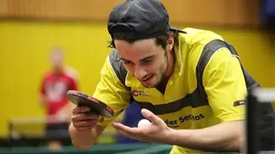 Tischtennisspieler der Maccabi-Games beim Aufschlag.
