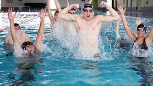 Schwimmer posieren im Becken.