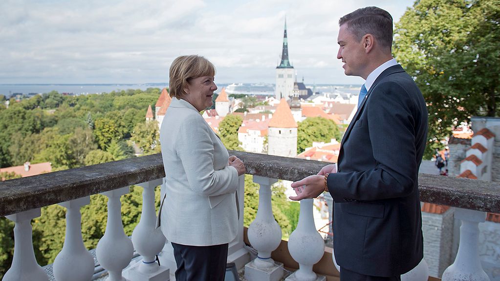 Bundeskanzlerin Angela Merkel unterhält sich mit Estlands Ministerpräsident Taavi Rõivas.